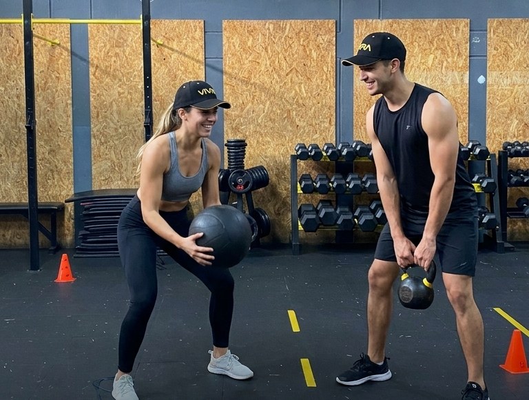 Pareja entrenando con gorras VIVRA